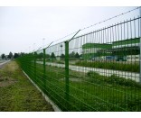 Svařovaný poplastovaný plotový panel BRAVO 2D s ostnatým drátem a betonovými podhrabovými deskami – instalace v Prostějově