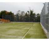 Oplocení kolem tenisového kurtu z průmyslových plotových dílců BRAVO 3D, sloupky jsou na patkách