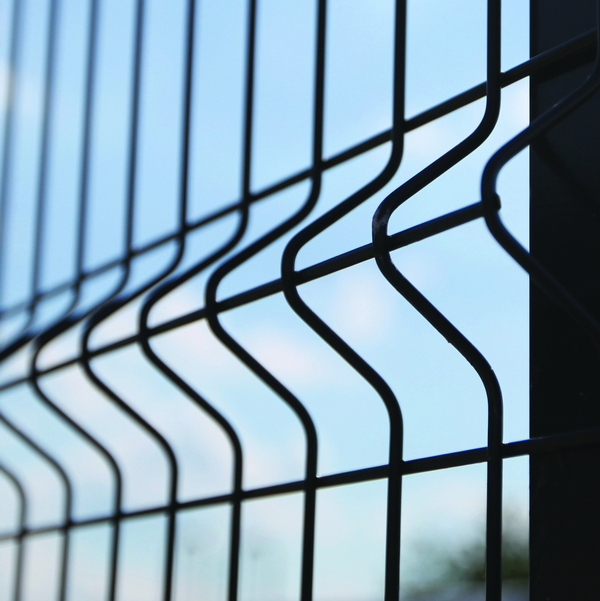 Svařovaný plotový panel BRAVO 3D poplastovaný 2430 mm s vodorovným prolisem | antracitová šedá RAL 7016 | oko 50 × 200 mm | drát 5,0 mm