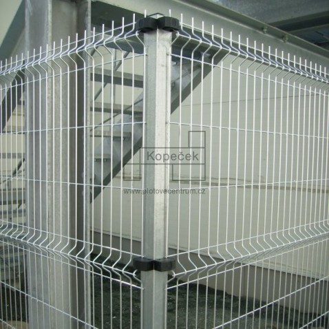 Svařovaný plotový panel BRAVO 3D pozinkovaný 1030 mm s vodorovným prolisem | oko 50 × 200 mm | drát 5,0 mm