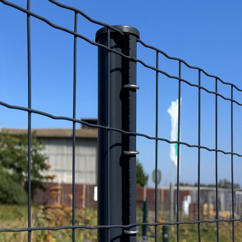 Plotový sloupek CLIP poplastovaný 2700 mm s montážním nosem | kruhový profil Ø 48 mm | antracit