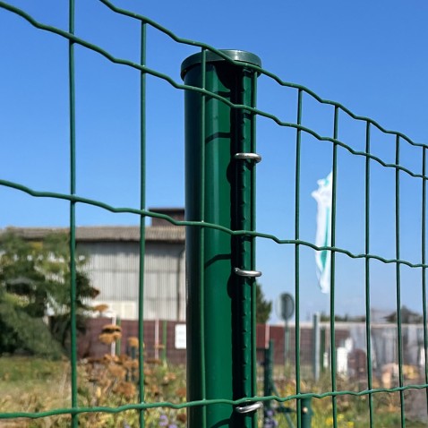 Plotový sloupek CLIP poplastovaný 1700 mm s montážním nosem | kruhový profil Ø 48 mm | zelený